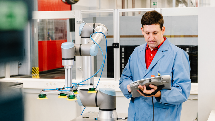 Vorher in der Simulation getestet, kann die Cobot-Anwendung problemlos in den Betrieb integriert werden.