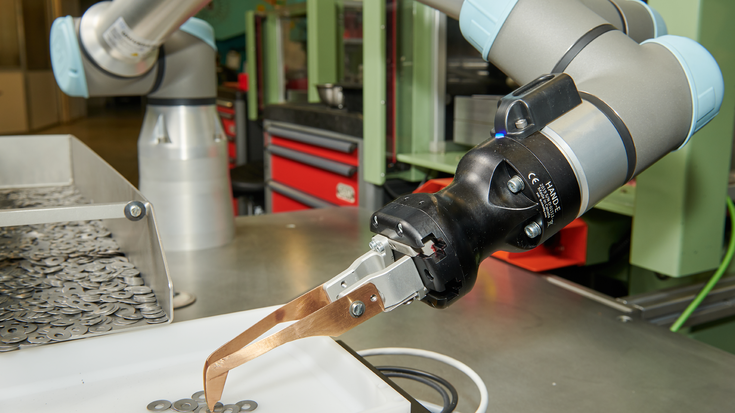 Egal, ob groß- oder kleinteilig: Unser Cobot packt auch hier zu. 