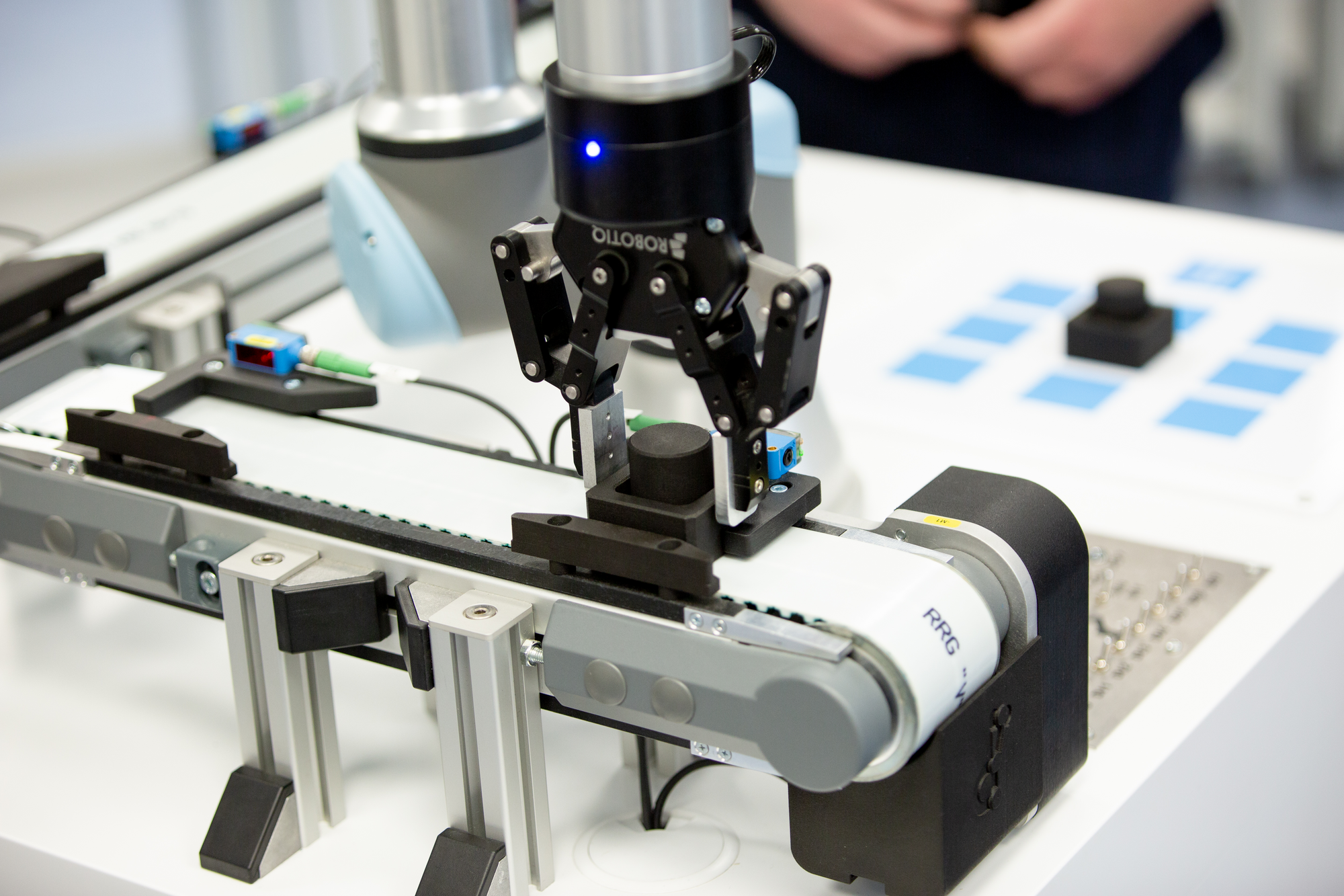 Edu Hardware: cobot,  gripper, and conveyer
