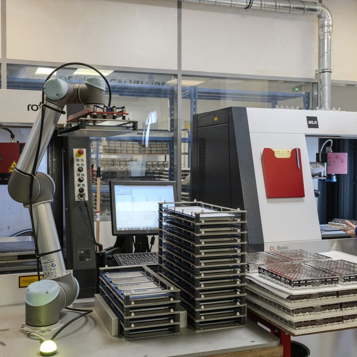 Grâce au slide kit déployé, les opérateurs peuvent aujourd'hui travailler en temps masqué pour le marquage laser