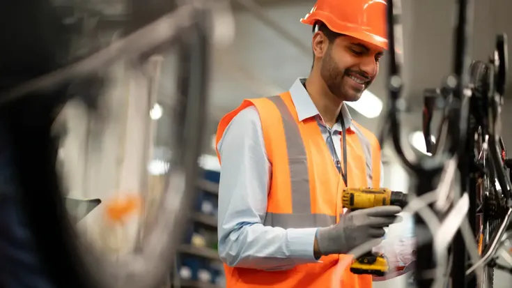 Técnico realizando manutenção industrial em equipamentos.