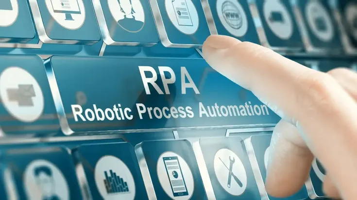 Painel digital com destaque para o termo RPA (Robotic Process Automation) enquanto um dedo seleciona a função automatizada.