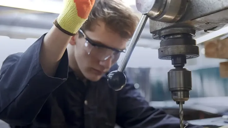Técnico operando máquina industrial representando el concepto de OEE en la industria
