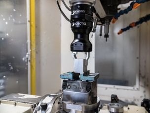 Robotiq Presents Hand-E, the First UR+ Gripper Ready for the e-Series