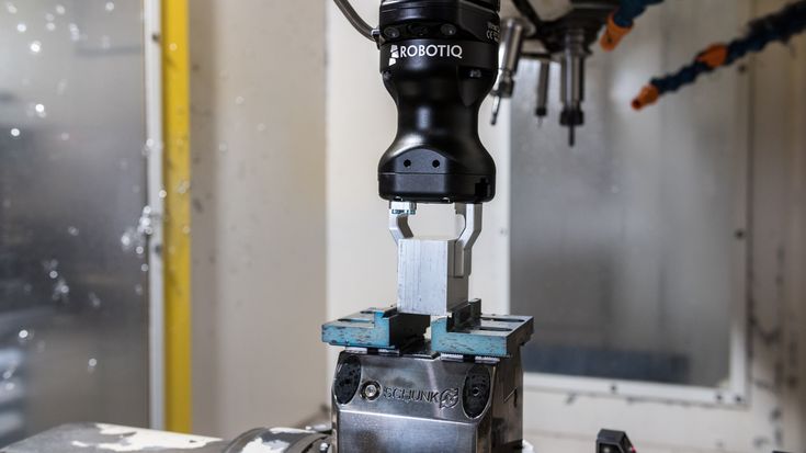 Robotiq 帶來首個可用於 e 系列的 UR+ 夾爪 Hand-E