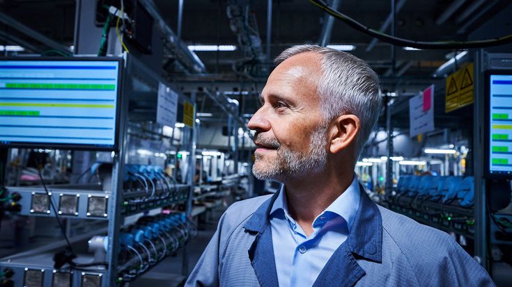 “Observamos constantemente com que antecedência nossos produtos estarão funcionando no nível desejado. Acompanhamos os cobots que enviamos às instalações do cliente para ver se ainda são confiáveis, se ainda podem ser repetidos e se têm um desempenho perfeito ”, diz Kjærbo.