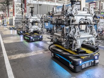 Transporte autónomo de materiales con AMR.​