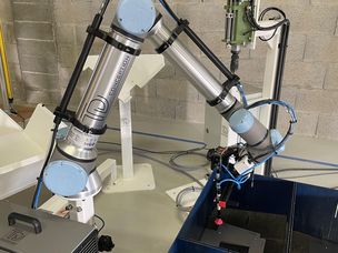 Les pièces métalliques sont déposées par les ventouses dans les bacs du magasin de sortie