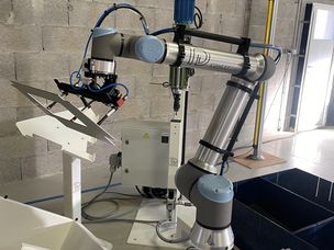 Le cobot saisit la pièce à l’aide