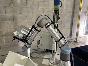 Il la dispose sur le poste de retaquage