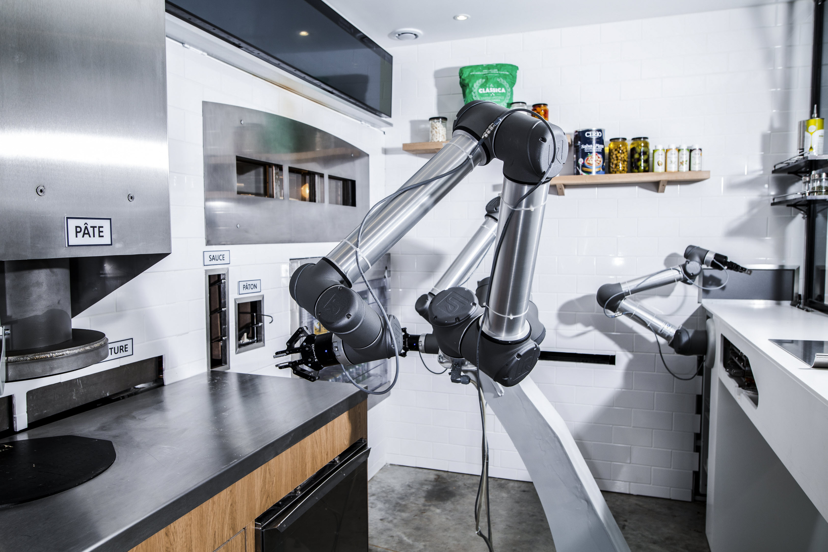 UR cobots morph into a chef to make PAZZI's delicious pizzas