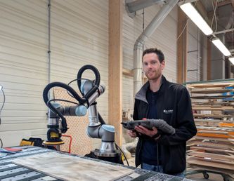 Nous avons mis au point une solution cobotique de palettisation totalement adaptée aux besoins de la CAVAC. L’enjeu était de déposer précisément des sacs de 5&nbsp;kg dans des box palettes, sans les abîmer. Elle devait également s’intégrer au mieux dans le tout nouvel espace de travail. Le tout en garantissant la totale sécurité des opérateurs