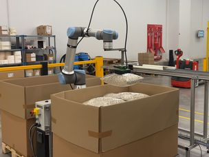 Le cobot remplit un box de 600 kg de sacs en 15 min, selon un plan de palettisation précis et répétable