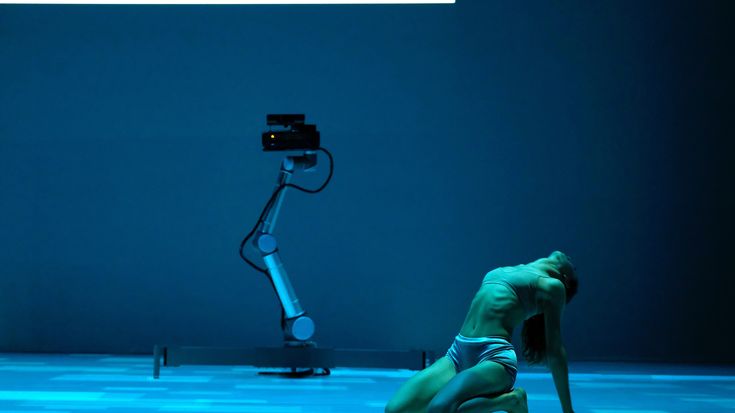 UR10 protagonista insieme a 8 ballerini del Balletto di Roma