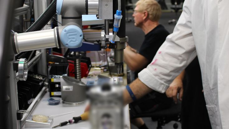 UR:s vd Jürgen von Hollen på Universal Robots produktionslinje, där cobotar nu tillverkar cobotar.