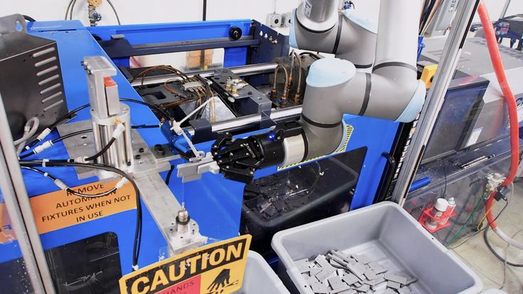 Perfectly integrated, the UR20 cobot palletizes side by side with the employees.