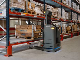 Automatización del flujo de pallets con pallet jack autónomo.