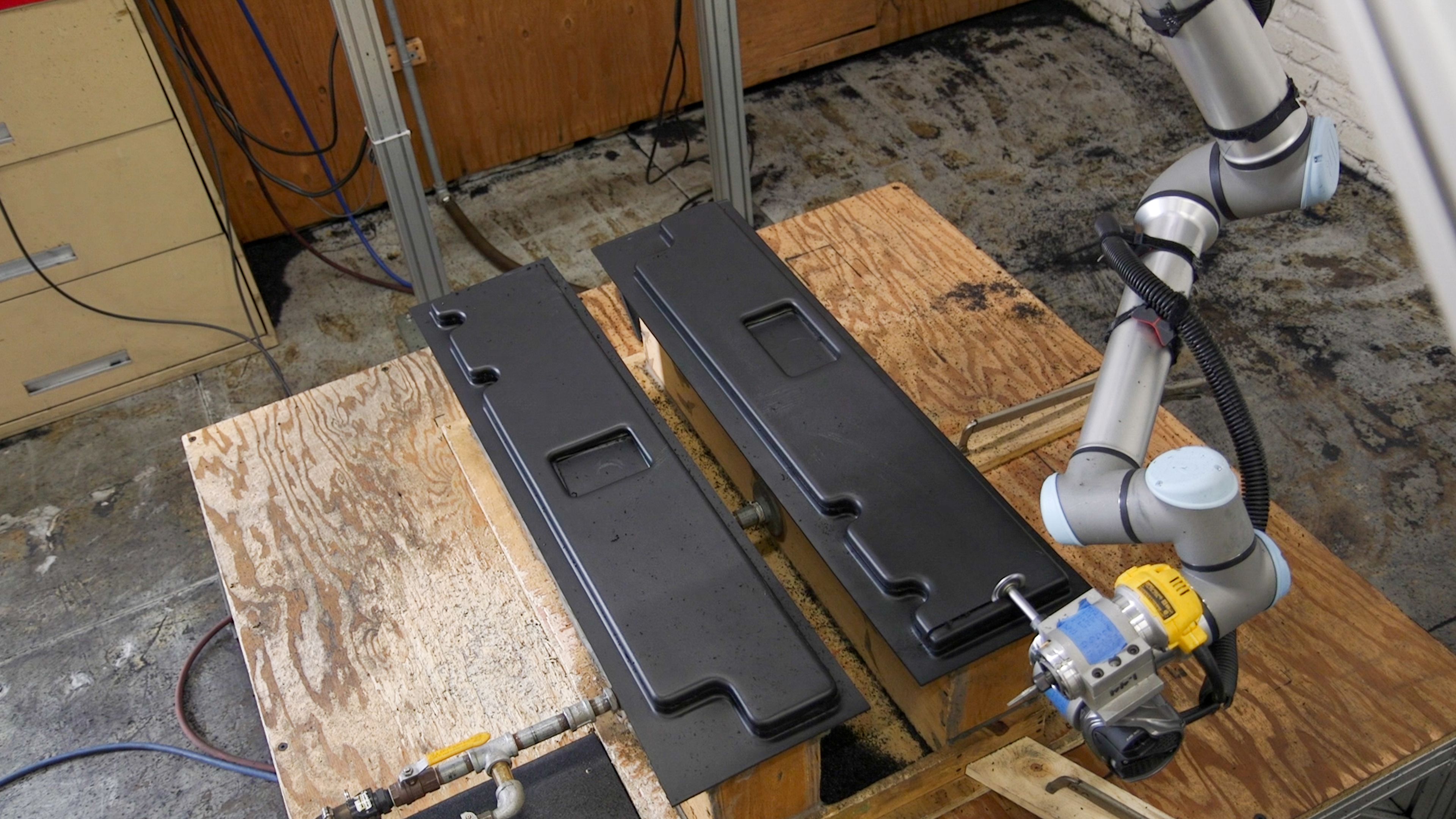 The extended reach of the UR10e cobot, which is top-mounted on a gantry, means it can trim two parts per setup, cutting trimming time nearly in half compared to previous manual trimming.