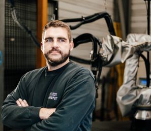 C’est un gain de temps. Le cobot nous laisse pas mal de temps pour effectuer des tâches annexes. On n’a pas besoin d’être à côté du robot. Une fois qu’on a lancé un programme de soudage, il fait l’opération de soudage qu’on lui a programmée sans qu’on soit à côté de lui