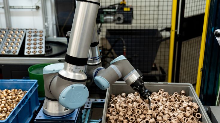 Auch die Cobots beherrschen die Maschinensprache und kommunizieren nahtlos mit anderen Robotern.