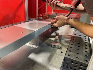 L’opérateur enregistre manuellement chaque point de soudure à l’aide du bouton de validation positionné à proximité de la torche