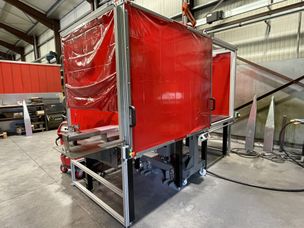 L’opérateur ferme manuellement le carter pour lancer la soudure en appuyant sur le bouton de démarrage