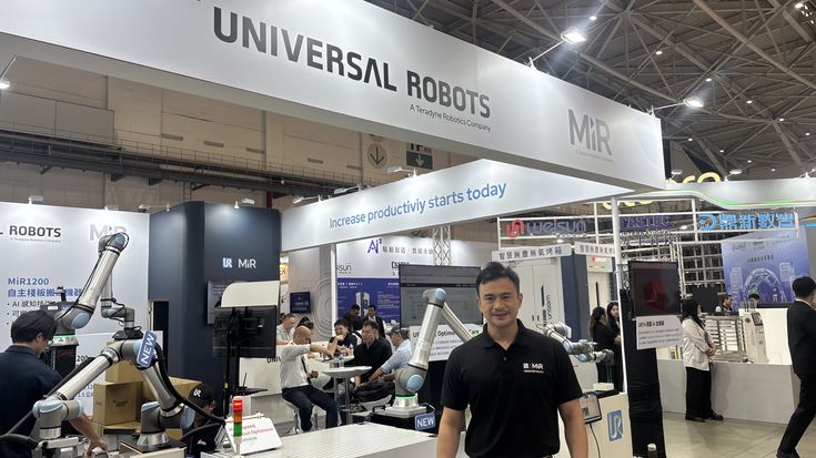 Teradyne Robotics 台灣業務總監鍾秉光於台北國際自動化工業大展發表四款新機型機器人與兩項新軟體技術，提升智慧製造與自動化應用的靈活性與穩定性。