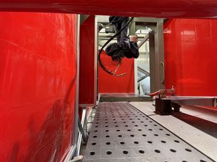 Une fois le cycle terminé, le cobot revient à sa position de départ entre les deux tables