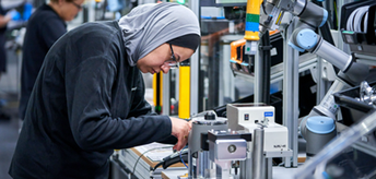 Hierna monteert de operator handmatig de kunststof ring, flens en as om daarna de robot weer te activeren.