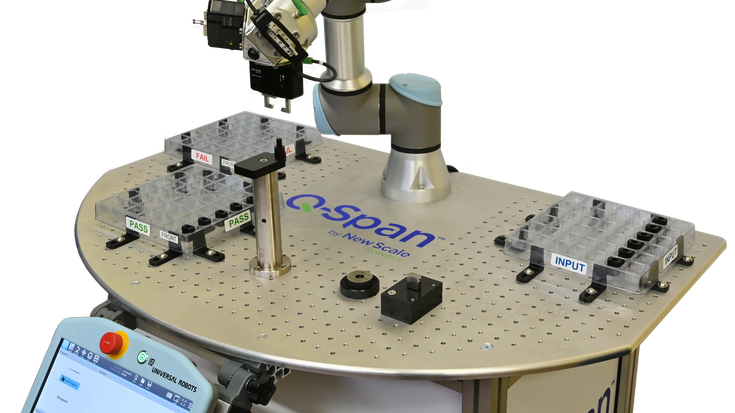UR+ biedt fabrikanten Application Kits die zijn toegespitst op specifieke taken, zoals het Q-Span Workstation (afgebeeld), een systeem dat speciaal is ontworpen voor inspectie van kleine onderdelen.