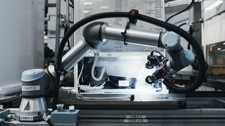 At BSH Hausgeräte, a MIRAI-controlled UR10e takes over the previously manual task of checking the metal pipes of refrigerators for leaks.