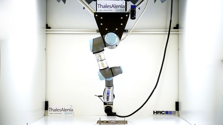 Cobot in Thales Alenia Space per l'ispezione delle schede PCB