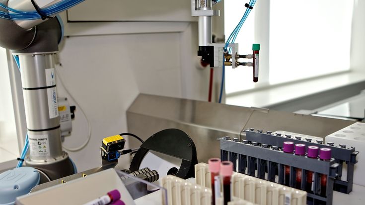 Cobotar optimerar flödet i framtidens patologilabb