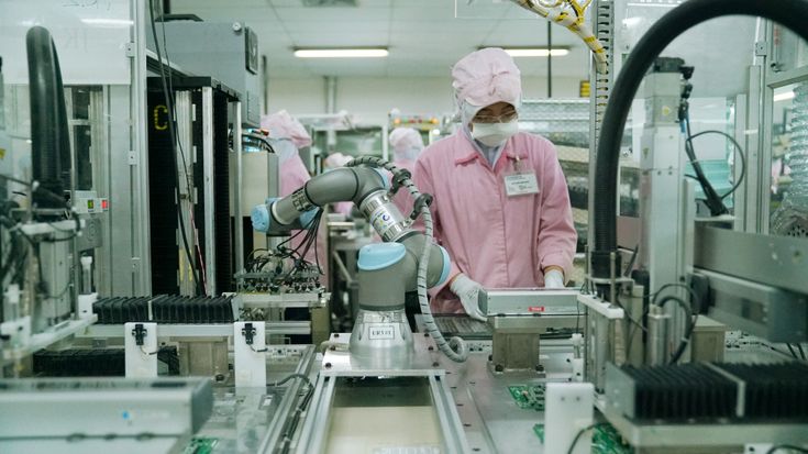 Tack vare UR3-cobotens lilla fotavtryck och inbyggda säkerhetsfunktioner kunde JEIN implementera automatisering med minimal störning på befintliga linjer. 