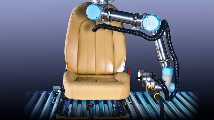 Cobots in Aktion: Lear prüft seine Autositze mit unserem UR5 auf Herz und Nieren.