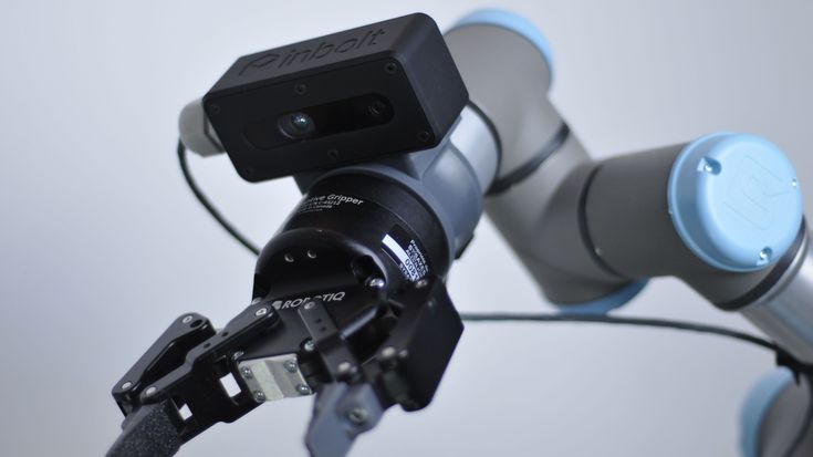 Inbolt uses UR cobots for their Inbrain AI solution. Inbolt's 3D camera mounted onto a U16e on which there is also an gripper from Robotiq.