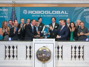 Un UR5e toca la campana en la Bolsa de Valores de Nueva York