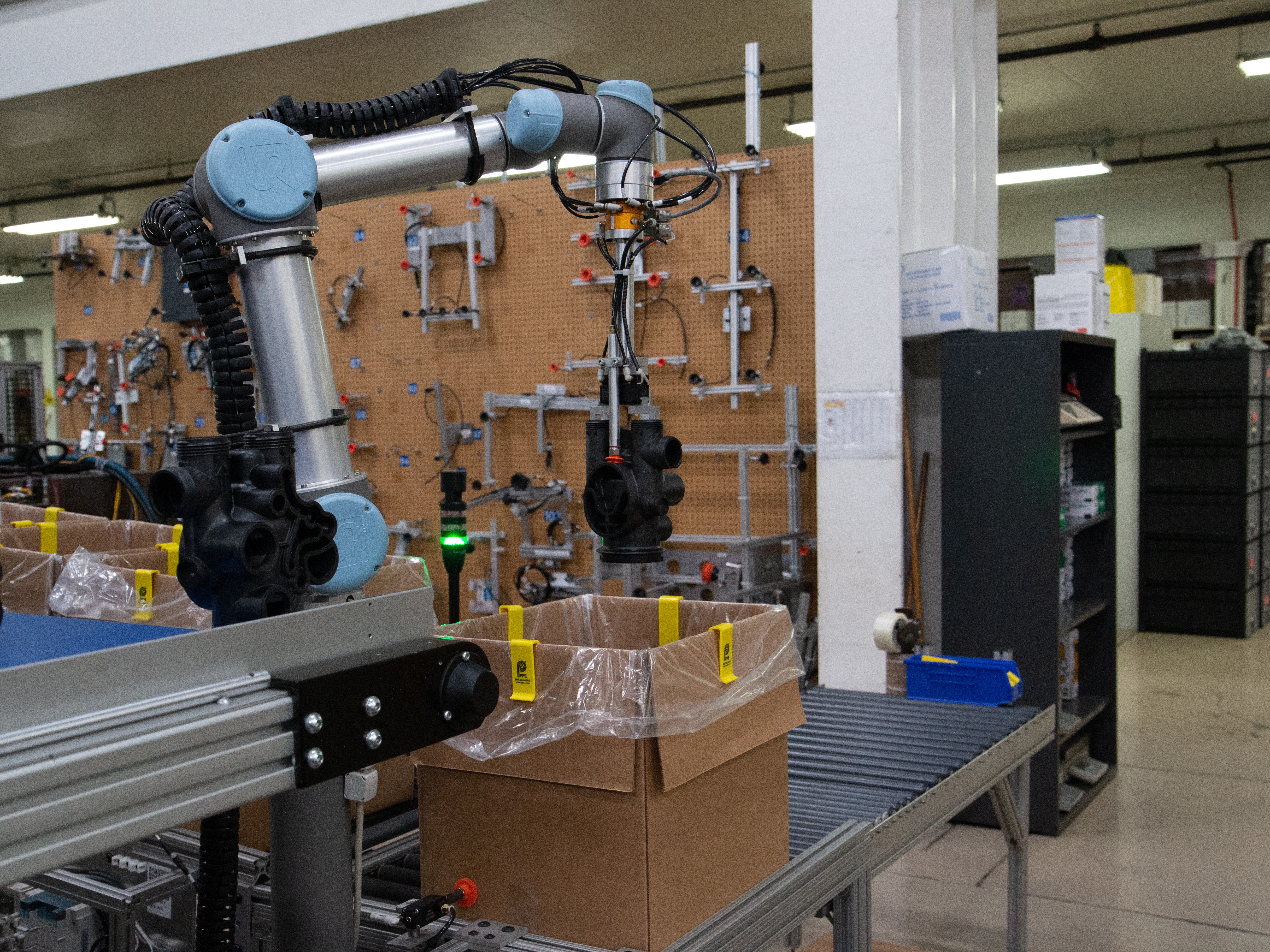 Easy programming | 2x UR10e & 2x UR5e | Cobot Case Stories