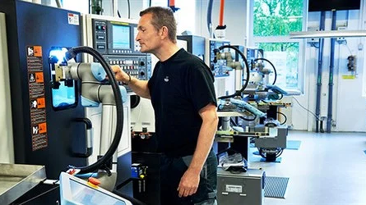 Scopri come automatizzare una macchina CNC con il cobot