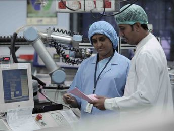 Come i cobot rivoluzionano il settore farmaceutico e la ricerca