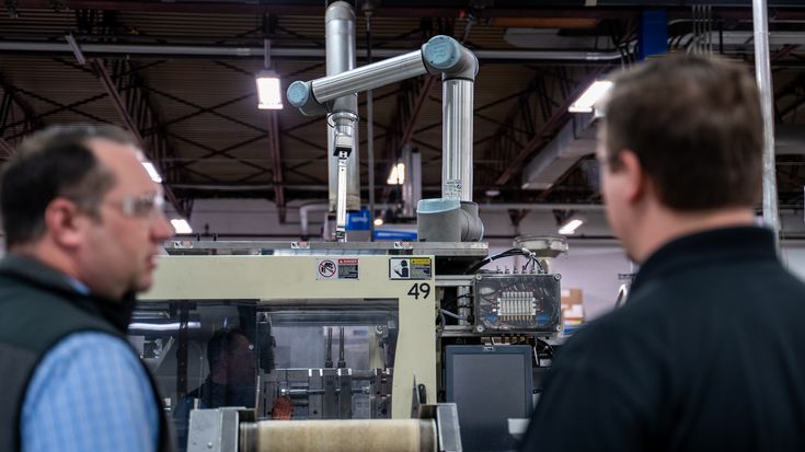 Perfectly integrated, the UR20 cobot palletizes side by side with the employees.