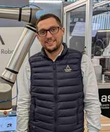 La solution que nous avons élaborée s’interface pleinement à la machine de marquage laser de VCN Industries. Désormais, le client est totalement autonome sur cette station, qui s’adapte à différentes séries et peut tourner la nuit.&nbsp;Elle répond à toutes les exigences posées par l’entreprise en matière de sécurité et de productivité grâce à l’agilité qu’elle apporte