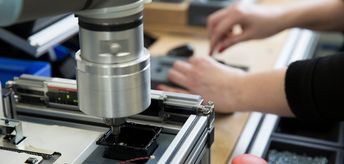 Nut running requirements vary depending on torque range, accessibility, and tool integration. Collaborative robots used in automotive fastening are typically selected based on their reach, payload, and ability to support precise torque‑controlled tools.