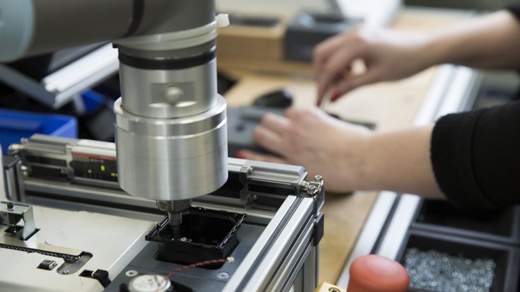 Cobot in electronic production