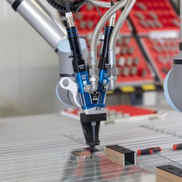 Trzy cobots UR16e wspierają saskiego dostawcę BADER Glastechnologie w klejeniu ponad 200 tafli szkła dziennie, odciążając w ten sposób 15 pracowników od pracochłonnego, podatnego na błędy zadania, którego wynik musiał być kiedyś sprawdzony ręcznie za pomocą szablonu.