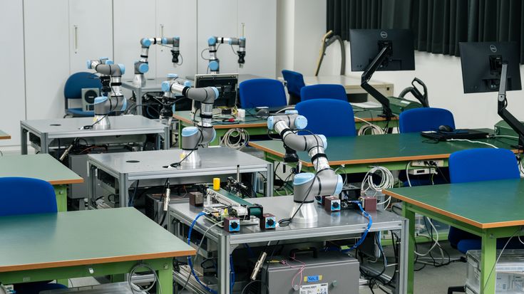 協働ロボットを並べた教室。授業で使う際にこの部屋へ搬入するため、ドア一枚分の幅に収まるUR3eは重宝しています。