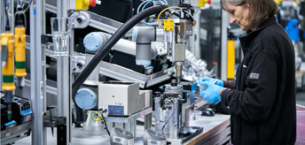 De UR3 meet, verzamelt nieuwe voorraden schroeven en bevestigt de flens met 16 schroeven in een nauwkeurig gedefinieerd kruispatroon, zodat het tandwiel correct gecentreerd wordt. De UR3-cobot heeft slechts vier minuten nodig om de 28 schroeven in een robotverbinding te monteren. De operator gebruikt deze tijd om de volgende verbinding voor te bereiden voor montage.