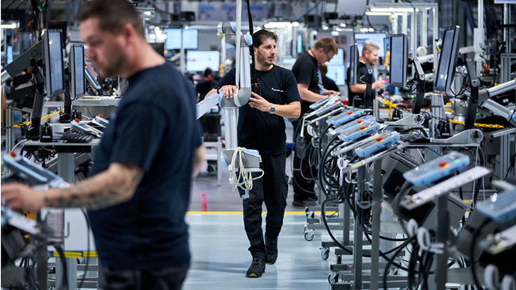 “We beoordelen voortdurend hoe ver in de toekomst onze producten op het gewenste niveau zullen functioneren. We volgen de cobots die we naar de klanten sturen om te zien of ze nog steeds betrouwbaar zijn, of ze nog steeds herhaalbaar zijn en of ze nog steeds perfect presteren,” zegt Kjærbo.