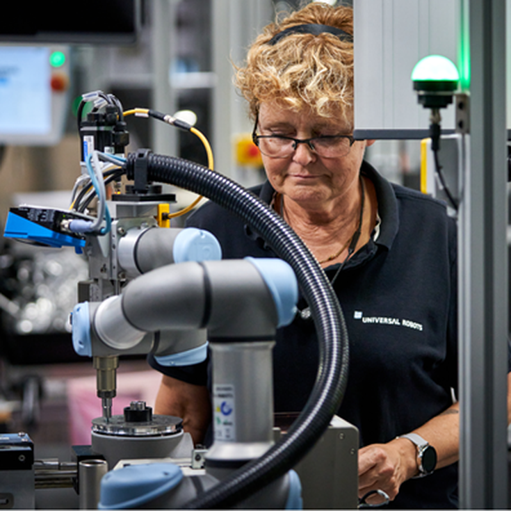 Aan de assemblagelijn in Odense, Denemarken, stuurt de UR3 de schroevendraaier en steekt de schroeven in de cobotverbindingen.