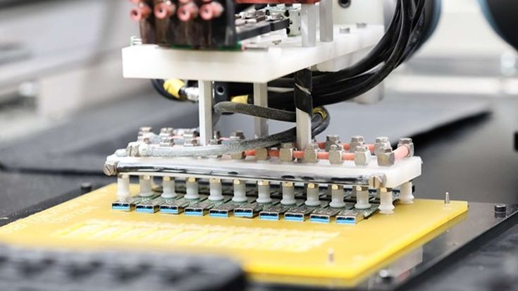 PCB-snijden met een cobot van Universal Robots.